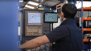 Machine operator see OEE data in real-time with FourJaw