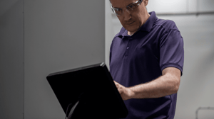 FourJaw Machine operator using tablet (1)