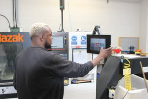 Shop floor machine operator using machine monitoring