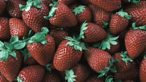Strawberries are packaged using Packaging automation heat sealing equipment