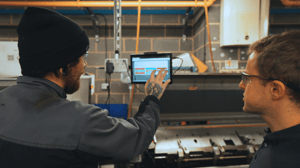 Machine operator looks at OEE in real time